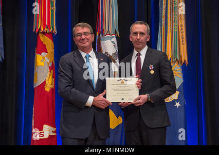 Verteidigungsminister Asche Carter erkennt der Staatssekretär der Verteidigung, Intelligenz, Marcel Lettre, mit dem Verteidigungsministerium Medaille für Distinguished Public Service Award im Rahmen einer Feierstunde in der Aula des Pentagon in Washington, D.C., Jan. 11, 2017. (DOD Foto von Armee Sgt. Amber I. Smith) Stockfoto