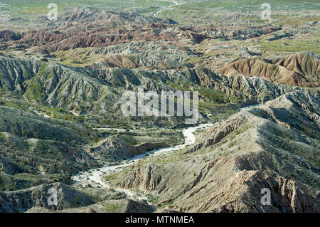 Blick aus der Schriftgrad in Punkt, Sedimentgestein, 4-Rad Antrieb Wanderwege, razorback Bergrücken, Borrego Badlands, Anza-Borrego Desert State Park, CA 050313 2277 Stockfoto