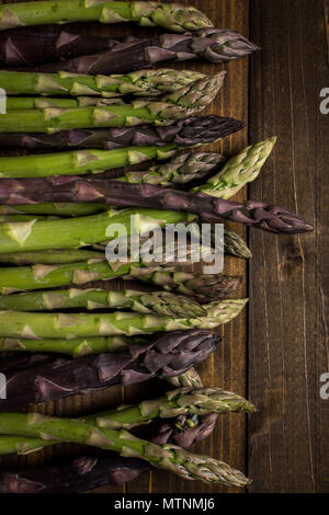 Spargel Sorten auf dunklem Hintergrund Stockfoto