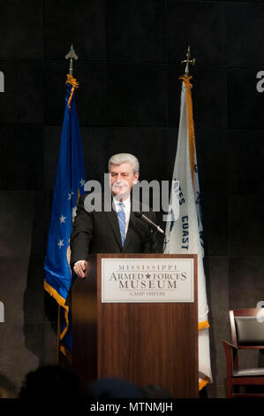 Mississippi reg. Phil Bryant spricht während der Gold Star Familien Denkmal Spatenstich Jan. 11, 2017, bei der die Streitkräfte Museum auf Lager Shelby. Die Gold Star Familien Denkmal ist der Erste im Bundesstaat Mississippi. Andere Denkmäler werden zu einem späteren Zeitpunkt in den nördlichen, zentralen und südlichen Gebieten des Landes vorgestellt werden. Stockfoto