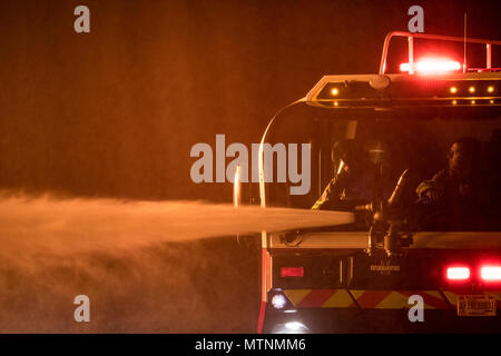 Feuerwehrmänner vom 23 d Bauingenieur Squadron eine P-23 Flughafen Rettung Brandbekämpfung Fahrzeug während der Nachtzeit, live Fire Training, Jan. 10, 2017, bei Moody Air Force Base verwenden, Ga. Das P-23 wird in erster Linie verwendet, um Flugzeuge Kraftstoff Brände mit seinen 3.300 Gallonen Wasser zu reagieren, 500 Gallonen feuerhemmender Schaumstoff und 500 kg Pulver. Es gibt 250 P-23 s in der Luftwaffe Bestand über den aktiven Dienst, Air National Guard und der Air Force Reserve Basen. (U.S. Air Force Foto: Staff Sgt. Ryan Callaghan) Stockfoto