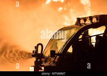 Feuerwehrmänner vom 23 d Bauingenieur Squadron eine P-23 Flughafen Rettung Brandbekämpfung Fahrzeug während der Nachtzeit, live Fire Training, Jan. 10, 2017, bei Moody Air Force Base verwenden, Ga. Das P-23 wird in erster Linie verwendet, um Flugzeuge Kraftstoff Brände mit seinen 3.300 Gallonen Wasser zu reagieren, 500 Gallonen feuerhemmender Schaumstoff und 500 kg Pulver. Es gibt 250 P-23 s in der Luftwaffe Bestand über den aktiven Dienst, Air National Guard und der Air Force Reserve Basen. (U.S. Air Force Foto: Staff Sgt. Ryan Callaghan) Stockfoto