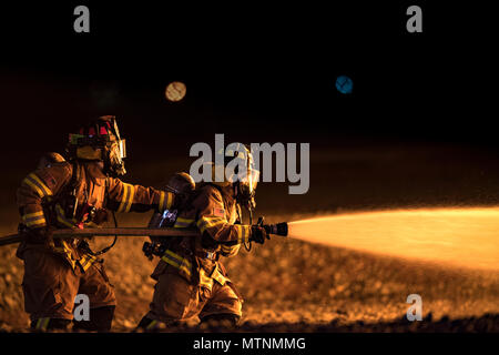 Feuerwehrmänner vom 23 d Bauingenieur Squadron voraus auf dem Weg zu einem Feuer in der Nacht, Live Fire Training, Jan. 10, 2017, bei Moody Air Force Base, Ga. Diese Schulung ist eine jährliche Anforderung für Moody Feuerwehrmänner und ist nur eine der Möglichkeiten, die Sie bereit bleiben Menschen, Eigentum und Umwelt vor Brände und Katastrophen zu schützen. (U.S. Air Force Foto: Staff Sgt. Ryan Callaghan) Stockfoto