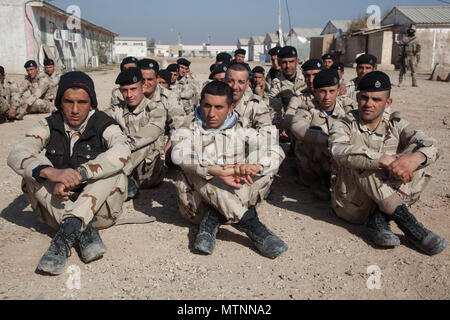 Eine Gruppe von irakischen Sicherheitskräften Soldaten warten das Screening vor Beginn ihrer Ausbildung bei Besmaya Bereich Komplexe, Irak, Jan. 10, 2017 zu beginnen. Besmaya ist einer von vier Combined Joint Task Force - inhärenten Lösen Standorte für den Aufbau der Kapazitäten, in denen die spanischen und portugiesischen Soldaten ISF Bereitschaft durch die Ausbildung verbessert. CJTF-OIR ist die globale Koalition zu besiegen ISIL im Irak und in Syrien (U.S. Armee Foto von Sgt. Joshua Wooten) Stockfoto