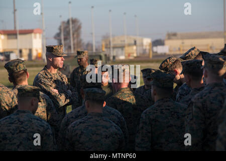 Us Marine Corps Erster Sergeant Frank B. Kammer, eine Firma Sergeant zu speziellen Zweck Marine Air Ground Task Force - Krisenmanagement - Afrika zugeordnet, spricht mit Marines über die Bedeutung der Zusammenhalt des Teams vor Beginn einer Fire Team Wettbewerb in Morón, Spanien, Jan. 12, 2017. Die team-building Übungen, die die körperliche und geistige Leistungen enthalten, wurden gestaltete Einheit Moral und Kameradschaft unter den Teams zu bauen. Us-Marines und Matrosen zu speziellen Zweck Marine Air-Ground Task Force-Crisis Response-Africa Befehl Support Operations, Erfolgsunsicherheiten und Sicherheit zugewiesen Stockfoto