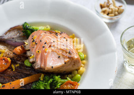 Gegrilltes Lachsfilet mit Gemüse auf weiße Platte Stockfoto