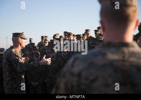 Us Marine Corps Erster Sergeant Frank B. Kammer, eine Firma Sergeant zu speziellen Zweck Marine Air Ground Task Force - Krisenmanagement - Afrika zugeordnet, Adressen Bodenkampf Element Marines vor einem Feuer-Team Wettbewerb in Morón, Spanien, Jan. 12, 2017. Der Wettbewerb diente als eine Chance für die Marines, miteinander zu konkurrieren, Teamarbeit fördern und die Einheit Moral aufbauen. Us-Marines und Matrosen zu speziellen Zweck Marine Air-Ground Task Force-Crisis Response-Africa Befehl Support Operations, unvorhergesehene Ereignisse und die Zusammenarbeit im Bereich der Sicherheit in den USA Africa Command Bereich zugeordnet Stockfoto