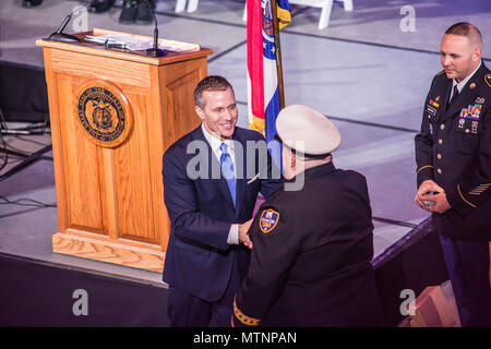 Eingehende Missouri Gouverneur Eric Greitens erkennt militärische und Ersthelfer in einer 'Ehre unserem Missouri Helden" Zeremonie vor seiner Einweihung, Jan. 9, 2017. Missouri reg. Eric Greitens vereidigt worden war - als der 56 Gouverneur von Missouri in das State Capitol in Jefferson City. (Missouri National Guard Foto: Staff Sgt. Patrick S. Evenson) Stockfoto