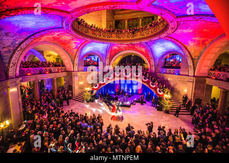 Die neu vereidigten Missouri Gouverneur Eric Greitens und seine Frau Sheena Greitens Tanz zum Missouri Walzer während der Eröffnungs-Ball in Jefferson City, Mo, 31.01.9, 2017. Missouri reg. Eric Greitens vereidigt worden war - als der 56 Gouverneur von Missouri früh am Tag am State Capitol in Jefferson City. (Missouri National Guard Foto: Staff Sgt. Patrick S. Evenson) Stockfoto