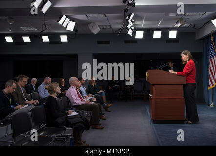 Elissa Slotkin, der Stellvertretende Verteidigungsminister für die internationale Sicherheit Angelegenheiten, führt eine Pressekonferenz mit Reportern im Pentagon in Washington, D.C., Jan. 13, 2017. (DOD Foto von Tech. Sgt. Brigitte N. Brantley) Stockfoto