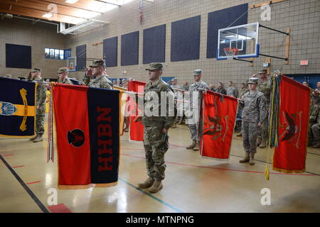 Brig. Gen. Jon Jensen das Kommando über die 34. Red Bull Infanterie der Minnesota National Guard Division von Generalmajor Neal Loidolt bei einem Befehl Zeremonie, dem 7. Januar 2017, Rosemount, Minnesota. (Minnesota National Guard Foto von Sgt. Sebastian Nemec) Stockfoto