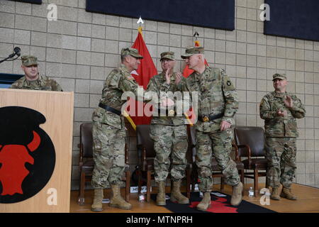 Brig. Gen. Jon Jensen das Kommando über die 34. Red Bull Infanterie der Minnesota National Guard Division von Generalmajor Neal Loidolt bei einem Befehl Zeremonie, dem 7. Januar 2017, Rosemount, Minnesota. (Minnesota National Guard Foto von Sgt. Sebastian Nemec) Stockfoto