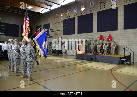 Brig. Gen. Jon Jensen das Kommando über die 34. Red Bull Infanterie der Minnesota National Guard Division von Generalmajor Neal Loidolt bei einem Befehl Zeremonie, dem 7. Januar 2017, Rosemount, Minnesota. (Minnesota National Guard Foto von Sgt. Luther Gespräche) Stockfoto