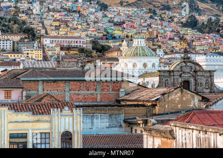 Quito, die höchste Erhebung ist Hauptstadt der Welt, ist für seine traditionelle Architektur und reiche kulturelle Geschichte bekannt. Stockfoto