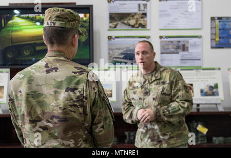 Gen. Daniel Allyn, Stellvertretender Stabschef der Armee, hört ein Briefing von einem Soldaten mit der 401St Army Field Support Brigade, 1 Sustainment Command (Theater), während seiner Tour der Armee vorpositioniert Stocks - Kuwait (APS-5) am 31.01.13, 2017 in Camp Arifjan, Kuwait. Allyn ging durch das neu errichtete Lager sein Verständnis der Einheit und deren Ausrüstung zu verstärken. (U.S. Armee Foto von Sgt. Angela Lorden) Stockfoto