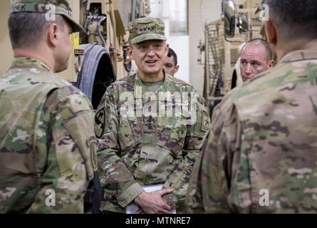 Gen. Daniel Allyn, Stellvertretender Stabschef der Armee, spricht mit Führungskräften der 401St Army Field Support Brigade, 1 Sustainment Command (Theater), während seiner Tour der Armee vorpositioniert Stocks - Kuwait (APS-5) am 31.01.13, 2017 in Camp Arifjan, Kuwait. Allyn ging durch das neu errichtete Lager sein Verständnis der Einheit und deren Ausrüstung zu verstärken. (U.S. Armee Foto von Sgt. Angela Lorden) Stockfoto