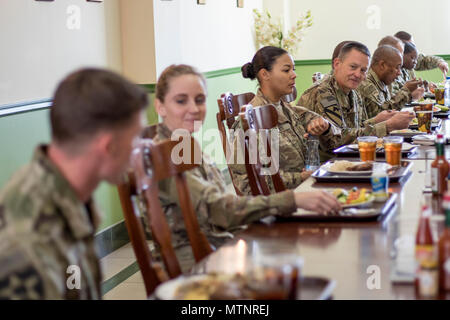 Gen. Daniel Allyn, Stellvertretender Stabschef der Armee, Aktien eine Mahlzeit und Gespräch mit US-Army Central Soldaten zu Camp Arifjan, Kuwait während eines Mittagessens Jan. 13, 2017 bereitgestellt. Allyn und die Soldaten diskutiert die Laufbahnentwicklung, Bereitschaft und beantwortete ihre Fragen und Bedenken hinsichtlich der US-Armee. (U.S. Armee Foto von Sgt. Angela Lorden) Stockfoto