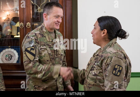 Gen. Daniel Allyn, Stellvertretender Stabschef der Armee, erkennt einen noncommissioned Officer mit einer Münze nach einem Mittagessen 14.01.13, 2017 in Camp Arifjan in Kuwait. Allyn gemeinsam eine Mahlzeit und Gespräch mit Soldaten und den beruflichen Aufstieg, die Bereitschaft diskutiert und beantwortet Fragen und Bedenken hinsichtlich der US-Armee. (U.S. Armee Foto von Sgt. Angela Lorden) Stockfoto