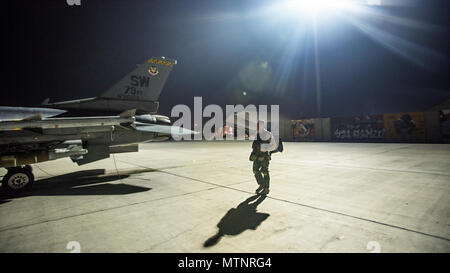 Kapitän David, 79th Expeditionary Fighter Squadron Pilot, Spaziergänge, eine F-16 Fighting Falcon, bevor eine Nacht mission Jan. 13, 2017 am Flughafen Bagram, Afghanistan. David trug in der Air Force im Jahr 2004 als F-16 Specialist Avionik und jetzt fliegt der gleichen Zelle verwendete er aufrecht zu erhalten. (U.S. Air Force Foto: Staff Sgt. Katherine Spessa) Stockfoto