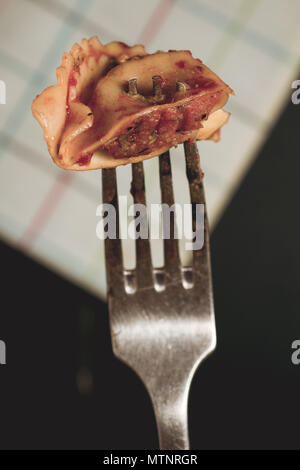 Traditionelle Tortellini Nudeln auf die Gabel Stockfoto