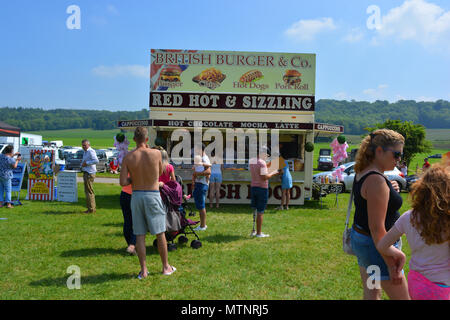 Britische Burger fast food stand auf der jährlichen Sherborne Castle Country Fair, Sherbourne, Dorset, England. Stockfoto