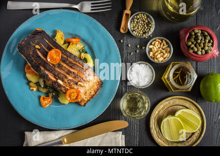 Knusprige Haut gegrillter Lachs mit Gemüse auf blauen Platte Stockfoto