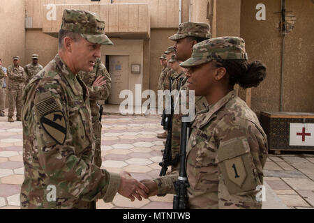 Gen. Daniel Allyn, stellvertretender Stabschef der Armee, spricht mit Oberstleutnant Kabel Streik Combined Joint Forces Land Component Command-Betrieb inhärenten Lösen, am 31.01.14, 2017 in Bagdad, Irak. Während Allyn besuchen Sie er mit vielen Soldaten, über eine Reihe von Fragen, darunter auch die Zunahme der Kraft Zahlen gesprochen. (Foto von SPC. Derrik Tribbey) Stockfoto