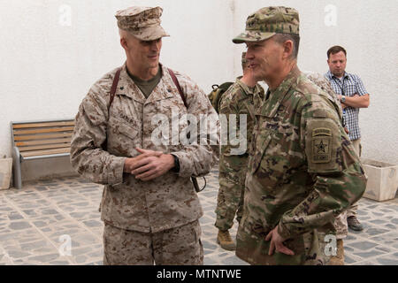 Gen. Daniel Allyn, stellvertretender Stabschef der Armee, spricht mit Oberstleutnant Kabel Streik Combined Joint Forces Land Component Command-Betrieb inhärenten Lösen, am 31.01.14, 2017 in Bagdad, Irak. Während Allyn besuchen Sie er mit vielen Soldaten, über eine Reihe von Fragen, darunter auch die Zunahme der Kraft Zahlen gesprochen. (Foto von SPC. Derrik Tribbey) Stockfoto