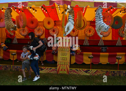 Eine Seite stall Spiel, ähnlich einem Coconut shy, bei der jährlichen Sherborne Castle Country Fair, Sherbourne, Dorset, England. Stockfoto