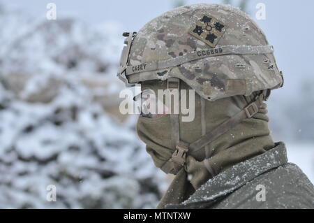 Ein U.S. Army M2A2 Bradley Fighting Vehicle Crew Member, 1 Battalion, 68th Panzer Regiment, 3. gepanzerte Brigade Combat Team, 4 Infanterie Division, nimmt in einer Bohrung - Anblick und Null in Swietozow, Polen, 16. Januar 2017. Die Ankunft der dritten Arm. Bde. Cmbt. Tm., 4. Inf. Div., markiert den Beginn der back-to-back Drehungen von gepanzerten Brigaden in Europa als Teil der Atlantischen lösen. Die Fahrzeuge und Ausrüstungen, in Höhe von insgesamt mehr als 2.700 Stück wurden in Polen, die für die Zertifizierung vor der Implementierung in Europa für den Einsatz in der Ausbildung mit Partnernationen ausgeliefert. Diese Drehung wird die Abschreckung entfernen Stockfoto