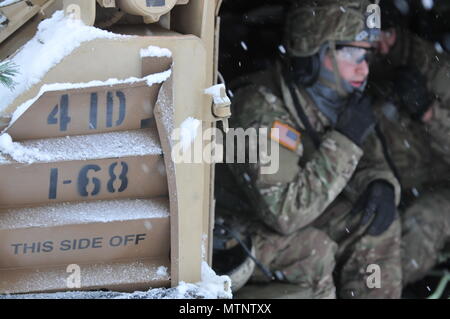 Ein U.S. Army M2A2 Bradley Fighting Vehicle Crew Member, 1 Battalion, 68th Panzer Regiment, 3. gepanzerte Brigade Combat Team, 4 Infanterie Division, nimmt an abore-Sight und Null in Swietozow, Polen, 16. Januar 2017. Die Ankunft der dritten Arm. Bde. Cmbt. Tm., 4. Inf. Div., markiert den Beginn der back-to-back Drehungen von gepanzerten Brigaden in Europa als Teil der Atlantischen lösen. Die Fahrzeuge und Ausrüstungen, in Höhe von insgesamt mehr als 2.700 Stück wurden in Polen, die für die Zertifizierung vor der Implementierung in Europa für den Einsatz in der Ausbildung mit Partnernationen ausgeliefert. Diese Drehung wird die Abschreckung capabi Stockfoto