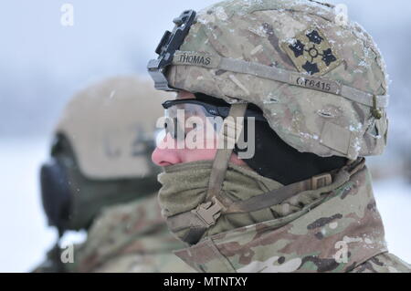 Ein U.S. Army M2A2 Bradley Fighting Vehicle Crew Member, 1 Battalion, 68th Panzer Regiment, 3. gepanzerte Brigade Combat Team, 4 Infanterie Division, beteiligt sich an einem Feuer Genauigkeit Screening Tests in Swietozow, Polen, 16. Januar 2017. Die Ankunft der dritten Arm. Bde. Cmbt. Tm., 4. Inf. Div., markiert den Beginn der back-to-back Drehungen von gepanzerten Brigaden in Europa als Teil der Atlantischen lösen. Die Fahrzeuge und Ausrüstungen, in Höhe von insgesamt mehr als 2.700 Stück wurden in Polen, die für die Zertifizierung vor der Implementierung in Europa für den Einsatz in der Ausbildung mit Partnernationen ausgeliefert. Diese Drehung wird d verbessern Stockfoto