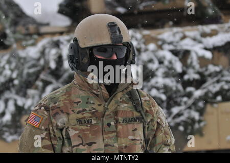 Ein U.S. Army M2A2 Bradley Fighting Vehicle Crew Member, 1 Battalion, 68th Panzer Regiment, 3. gepanzerte Brigade Combat Team, 4 Infanterie Division, beteiligt sich an der Bohrung - Anblick und Null seines Fahrzeugs in Swietozow, Polen, 16. Januar 2017. Die Ankunft der dritten Arm. Bde. Cmbt. Tm., 4. Inf. Div., markiert den Beginn der back-to-back Drehungen von gepanzerten Brigaden in Europa als Teil der Atlantischen lösen. Die Fahrzeuge und Ausrüstungen, in Höhe von insgesamt mehr als 2.700 Stück wurden in Polen, die für die Zertifizierung vor der Implementierung in Europa für den Einsatz in der Ausbildung mit Partnernationen ausgeliefert. Diese Drehung wird Det verbessern Stockfoto