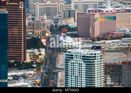LAS VEGAS, Nevada - Mai 15, 2018: Blick auf den berühmten Las Vegas Boulevard wissen auch als dem Vegas Strip, mit vielen Luxus Resort Casino Hotels in Aussicht Stockfoto