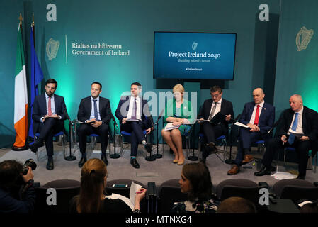 Ein Taoiseach Leo Varadkar (Zweite links) und mit (von links) Ministerin für Wohnungswesen Eoghan Murphy, Minister für Finanzen des österlichen Donohoe, Minister für Wirtschaft, Unternehmen und Innovation Heather Humphreys, Staatsminister John halligan, Minister für Kommunikation Denis Naughten und Minister für ländliche und gemeinschaftliche Entwicklung Michael Ring an den Start des Projekts "Irland 2040 Mittel in Regierungsgebäuden, Dublin. Stockfoto