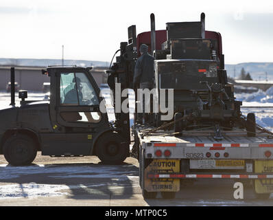 Flieger von 28 Logistik Bereitschaft Squadron und der 28 LRS Travel Management Office laden Ausrüstung auf einen Lkw Jan. 17, 2017, Ellsworth Air Force Base, S.D. In zwei Tagen, Flieger von LRS und TMO geladen ca. 321 k lbs Ausrüstung bei Red Flag verwendet werden - ein Air Force - große übung Prüfung Luft-zu-Luft bekämpfen. Stockfoto