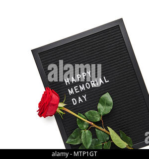 Schwarz mit weißem Kunststoff letterboard Briefe mit Zitat Happy Memorial Day, und stieg auf weißem Hintergrund. Platz crop. Stockfoto