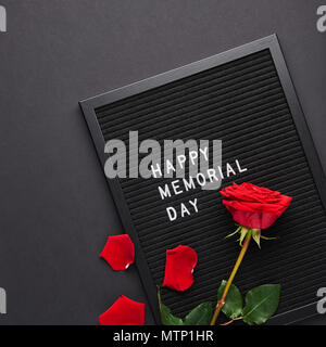 Schwarz mit weißem Kunststoff letterboard Briefe mit Zitat Happy Memorial Day, Rose und Rosenblätter auf dem schwarzen Hintergrund. Platz crop. Stockfoto