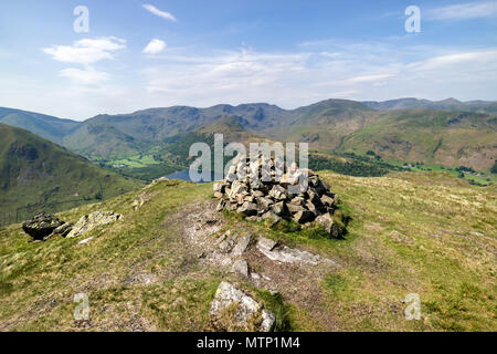 Der Gipfel Cairn von Brock Klippen mit Blick Richtung Brüder Wasser, Taube Crag und Fairfield, Lake District, Cumbria, UK. Stockfoto