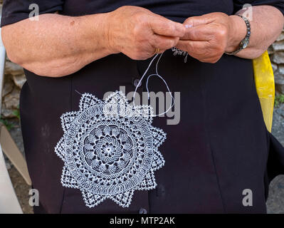 Lady Herstellung Spitze, Omodos, Zypern. Stockfoto