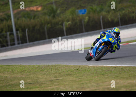 Der Spanier Aleix Espargaró rittlings auf seiner Suzuki GSXRR factory Bike auf der offiziellen MotoGP winter Test in Sepang in Malaysia. Stockfoto