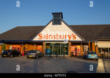 Feuerstein, UK: 22. Mai 2018: Sainsbury's Store im Feuerstein. Sainsbury's, die im Prozess der Verschmelzung mit Asda sind haben vor kurzem ihre personellen Umstrukturierung Stockfoto