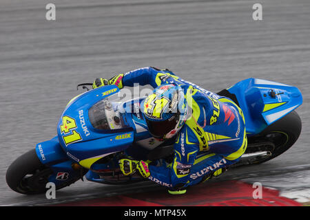 Der Spanier Aleix Espargaró rittlings auf seiner Suzuki GSXRR factory Bike auf der offiziellen MotoGP winter Test in Sepang in Malaysia. Stockfoto