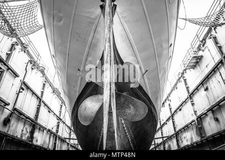 Die Coast Guard Cutter Eagle (WIX-327) ist ein 295 Meter langes Barque-Segelschiff, das Kadetten der U.S. Coast Guard Academy in Führung, Navigation und historischen Segelfähigkeiten ausbildet. Im Januar 2017 wurde der Eagle für Inspektionen, Propellerwartung und Rumpfreparaturen am Coast Guard Yard in Curtis Bay, Maryland, trocken angedockt. Ursprünglich in Deutschland gebaut und 1946 als Reparation im Zweiten Weltkrieg in die USA überführt, wird das Schiff derzeit in New London, Connecticut, stationiert und setzt seine Doppelmission Ausbildung und maritimen Schutz fort. Stockfoto