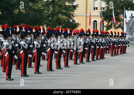 Italienischen Carabinieri der NCO Schule in Florenz, Italien, während der Besuch Seiner Königlichen Hoheit, Prinz Charles, Prinz von Wales am Center of Excellence für Stabilität Polizei Units (CoESPU) Vicenza, Italien, April 1, 2017. (U.S. Armee Foto von visuellen Informationen Spezialist Paolo Bovo/freigegeben) Stockfoto