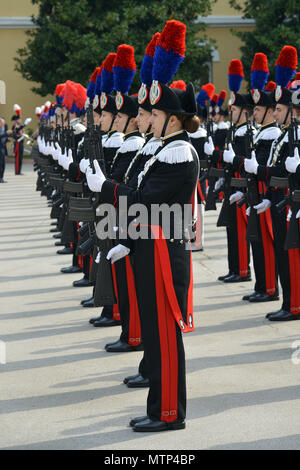 Italienischen Carabinieri der NCO Schule in Florenz, Italien, während der Besuch Seiner Königlichen Hoheit, Prinz Charles, Prinz von Wales am Center of Excellence für Stabilität Polizei Units (CoESPU) Vicenza, Italien, April 1, 2017. (U.S. Armee Foto von visuellen Informationen Spezialist Paolo Bovo/freigegeben) Stockfoto