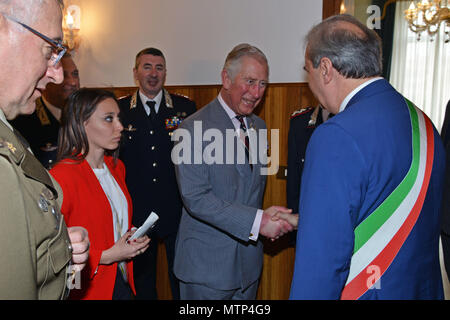 Seine Königliche Hoheit, Prinz Charles, Prinz von Wales, trifft Dr. Achille Variati, Major von Vicenza, während eines Besuchs im Center of Excellence für Stabilität Polizei Units (CoESPU) Vicenza, Italien, April 1, 2017. (U.S. Armee Foto von visuellen Informationen Spezialist Paolo Bovo/freigegeben) Stockfoto