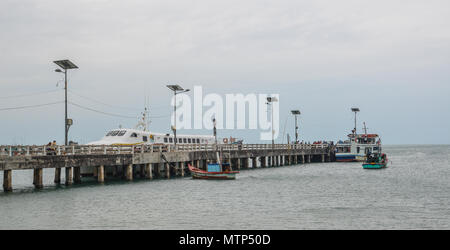 Kien Giang, Vietnam - Apr 6, 2018. Brücke von Main Pier auf Nam Du Insel in Kien Giang, Vietnam. Stockfoto