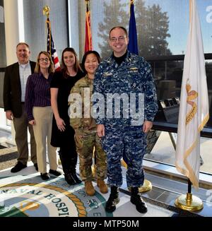 Mitglieder der militärischen Gesundheitssystem Puget Sound und die Gesundheit der Bevölkerung und Forecasting-Koordinator, Dan Frederick, MD begrüßen Kristin Thorstenson, RN, Naval Hospital Bremerton. Frau Thorstenson ist das erste von fünf Bevölkerung Gesundheit Krankenschwestern an die Navy Primärversorgung Kliniken. Im Bild von links: Dan Frederick, MD; Kristin Thorstenson, RN; Tara Bruce, RN; Lt. Colonel Bing Tan-Winters; und Lt. CMdR Kirt C. Nilsson (Foto: Douglas H. Stutz, Marinelazarett Bremerton). Stockfoto