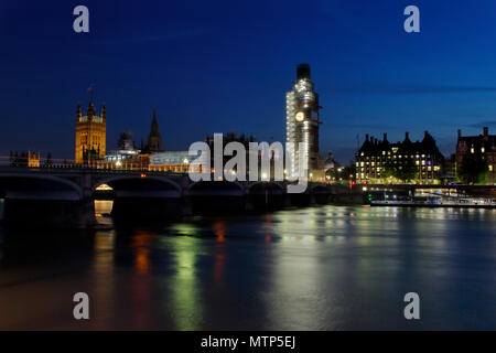 Big Ben, Queen Elizabeth Tower, Parlament, Westminster Bridge und die Themse in der Nacht. Das Parlament ist unter der Abdeckung aus Kunststoff und Gerüste Stockfoto